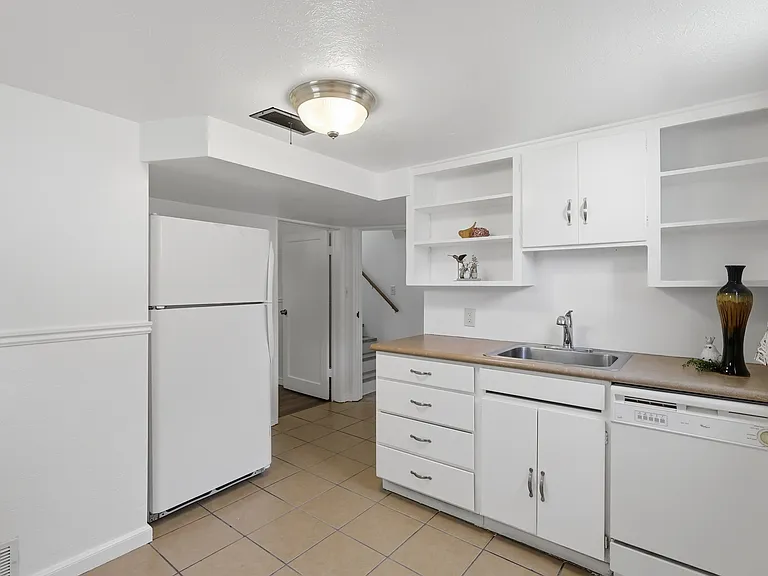 654 W Lennox St — Photo 22