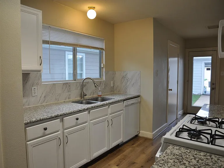 20734 Settlers Lake Cir N — Photo 18