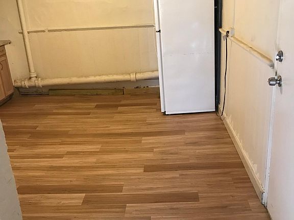 LARGE EAT-IN KITCHEN