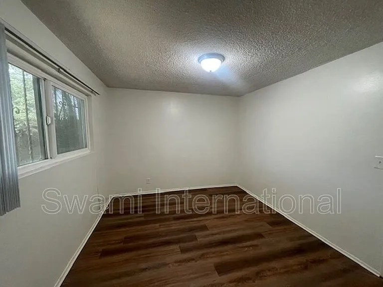 1303 W 107th St — Photo 17