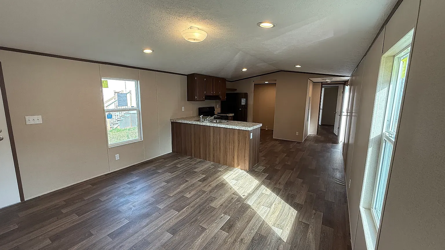 3 bed, 902 sqft, $950 — Photo 4