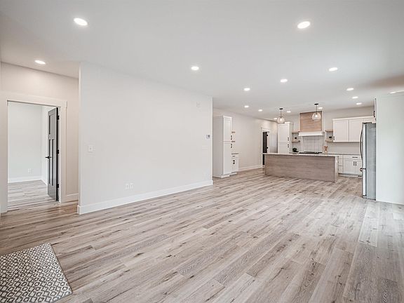 5th image of 404 E Clark St