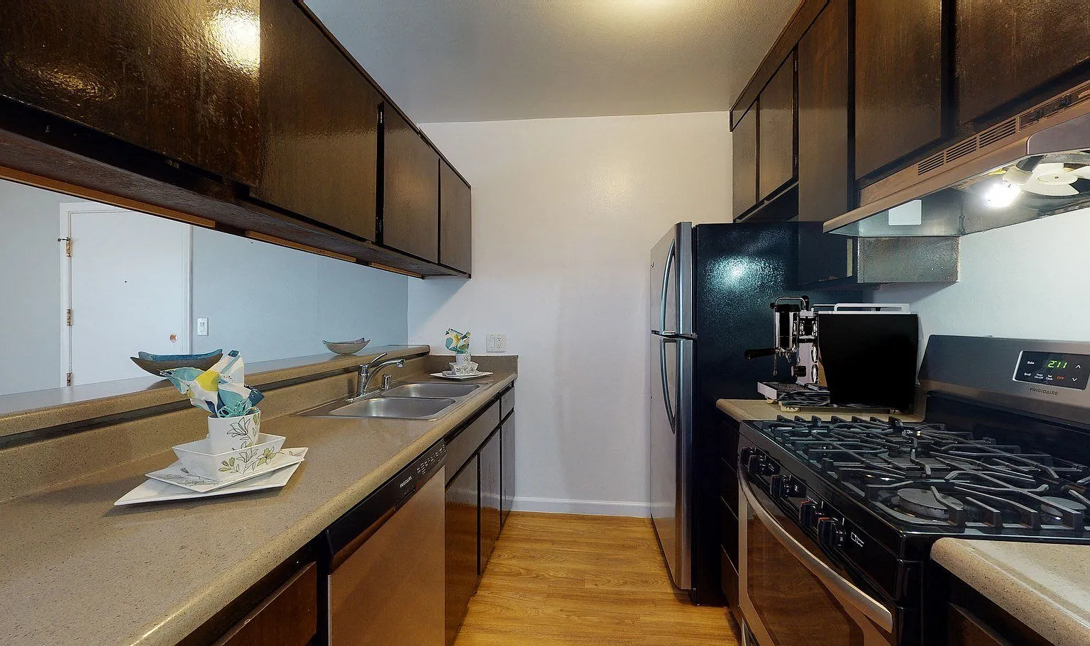 Executive House Apartments — Photo 1
