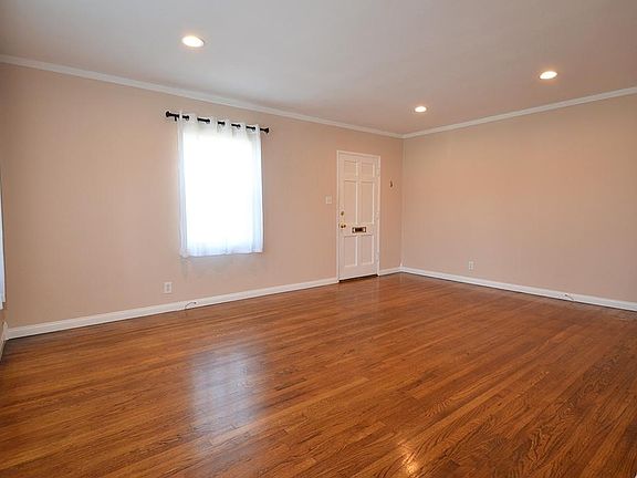 3rd image of 709 Pine Dr