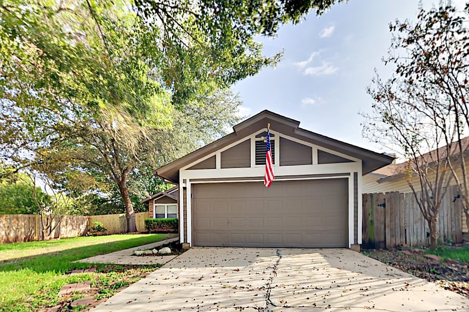 1st image of 302 Saddlebrook Dr