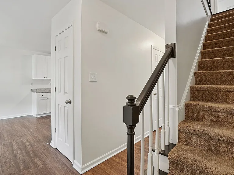 401 Whitehall Ct — Photo 13