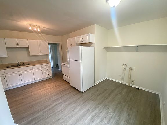3rd image of 388 Phillips Dr SE