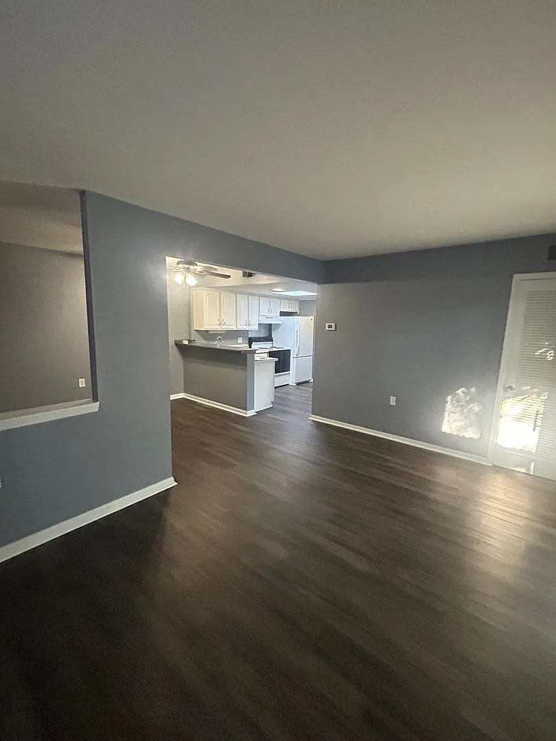 Greenville, 2BD/1BA, 860SF — Photo 3