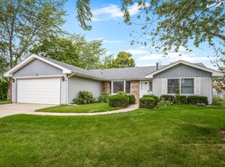 2320 Sherborn Ln, Schaumburg, IL 60193