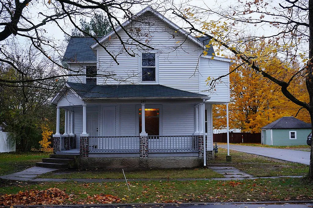249 Front St photo 1