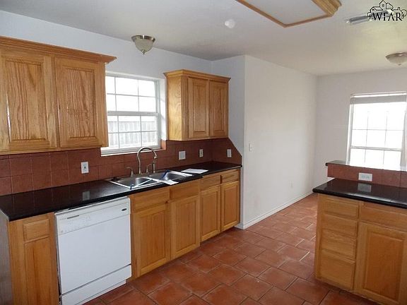 3rd image of 1405 N Victoria Ave