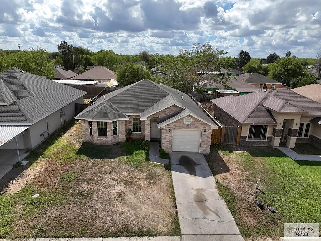 4 bed, 2.0 bath, 1398 sqft, $1,800 — Photo 2