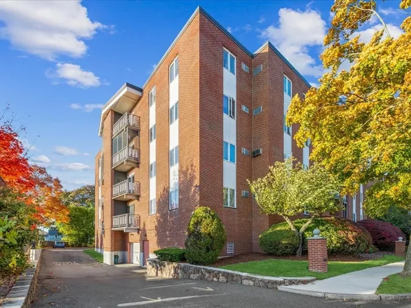 33 Lodgen Ct APT 2D, Malden, MA 02148