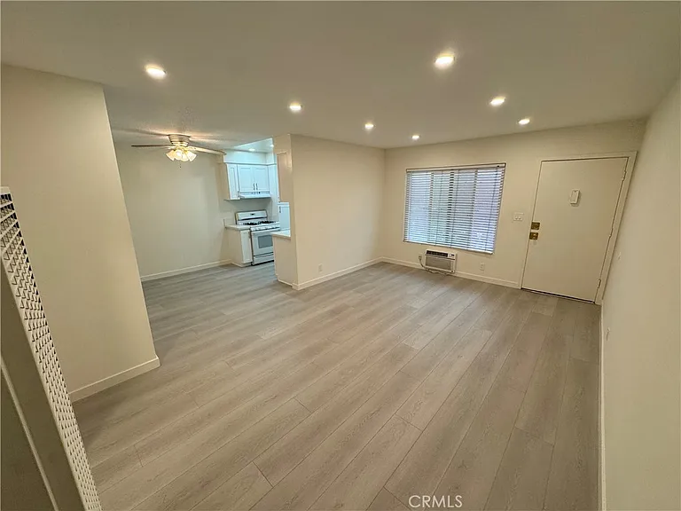 580 W Stocker St #4 — Photo 2