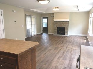 2318 E Willow Point Cir, Tonganoxie, KS 66086