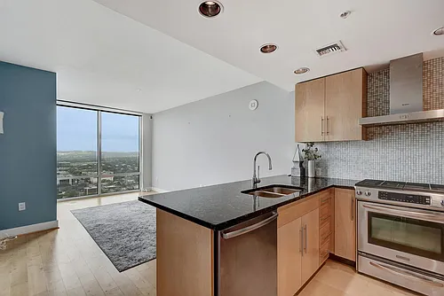 300 Bowie St Photo 1