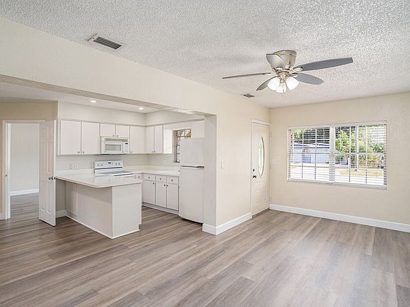 Open space entrance to family, kitchen and dining rooms