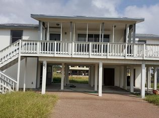 27 Front St, Rockport, TX 78382