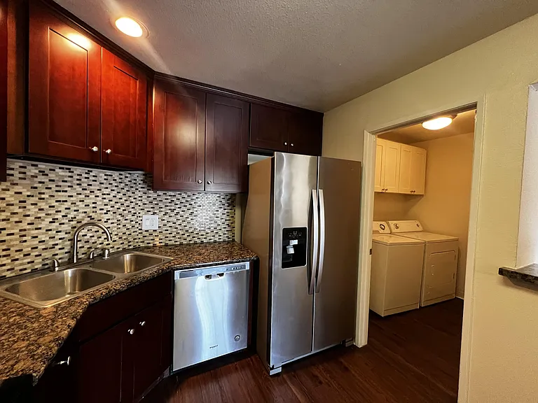 Versailles on the Lake Apartments — Photo 14