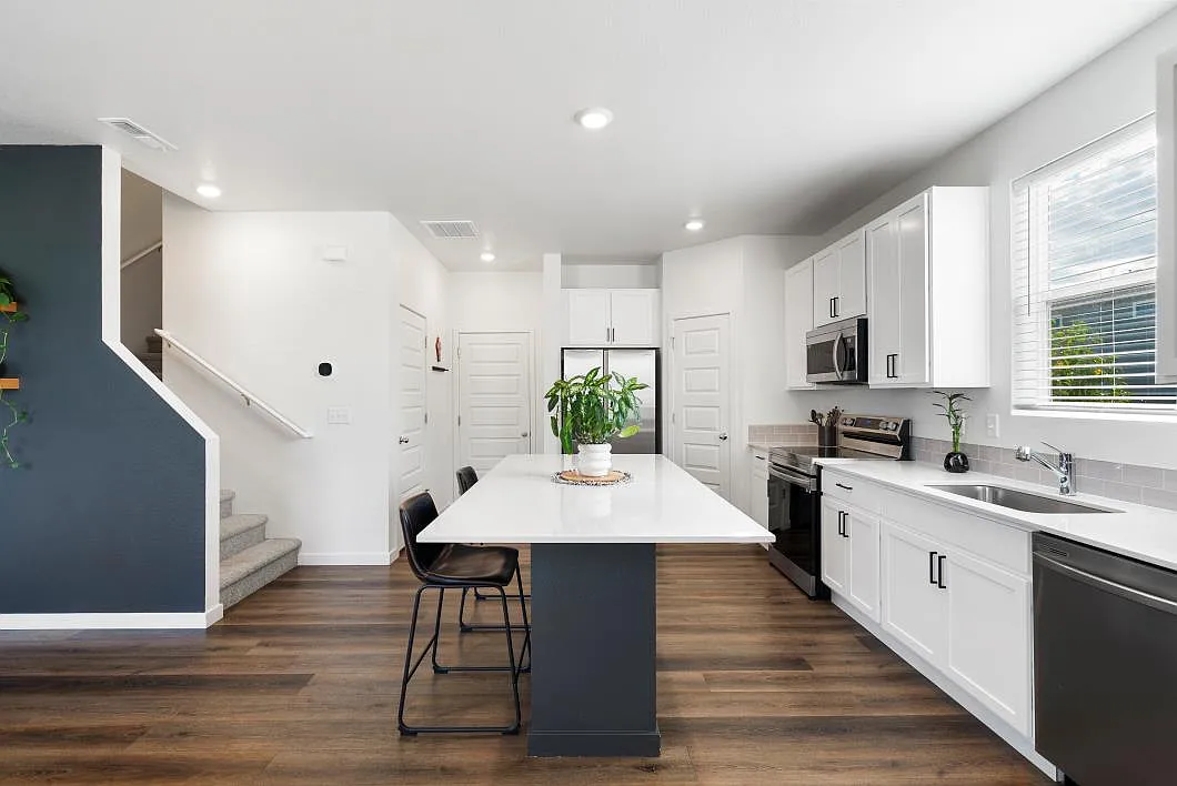 3 bed, 2.5 bath, 1440 sqft, $2,400 — Photo 3