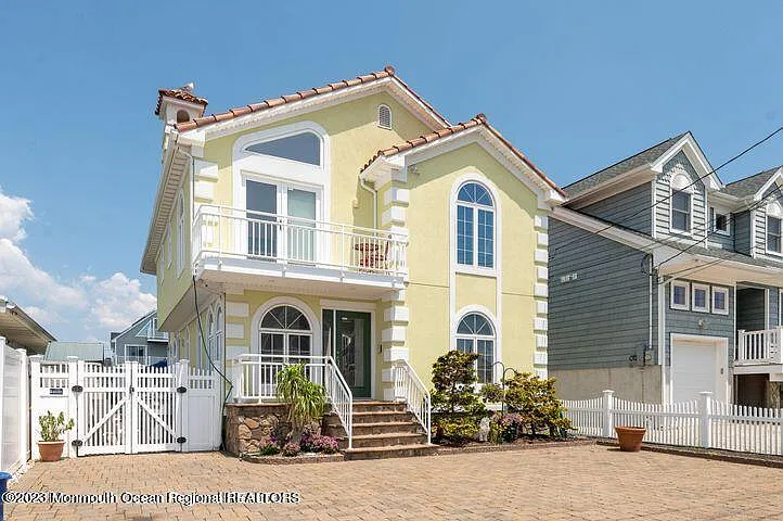 4 bed, 2256 sqft, $6,000 — Photo 2
