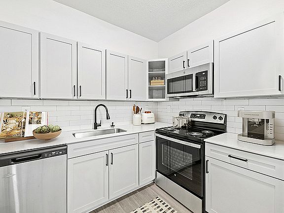 2x1 1087 sqft B1U - Kitchen