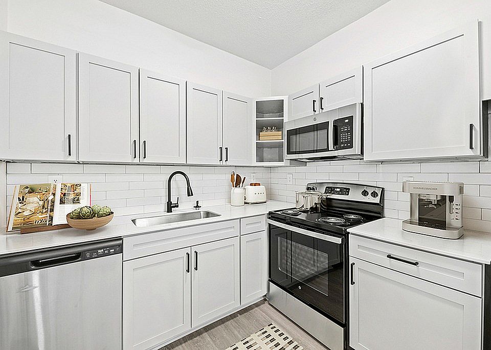 2x1 1087 sqft B1U - Kitchen