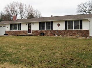 2221 Mayflower Dr, Pekin, IL
