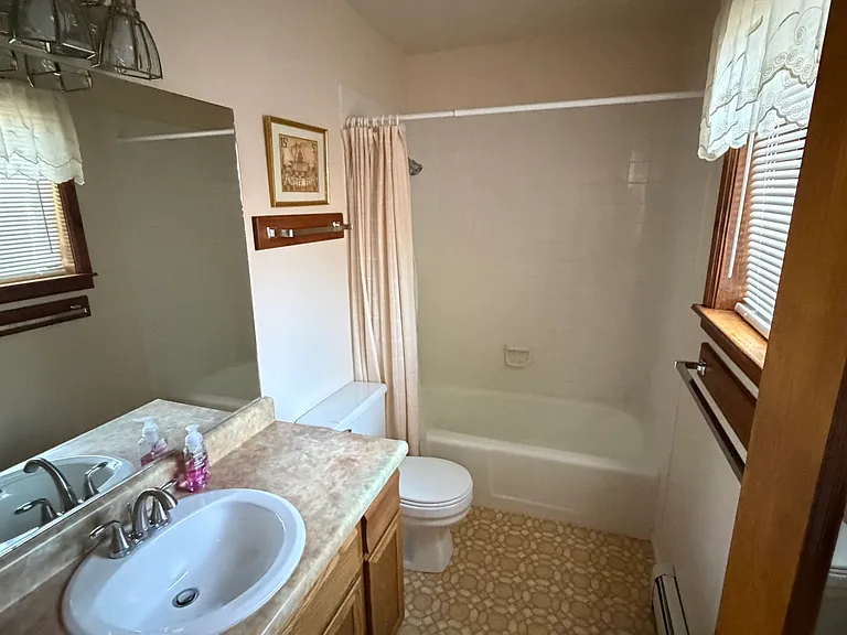 995 Cottonwood Ln — Photo 3