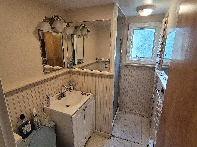 Full Bath (Standing Shower) Upstairs