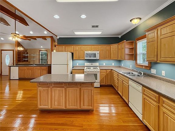 4th image of 631 Labarre Rd