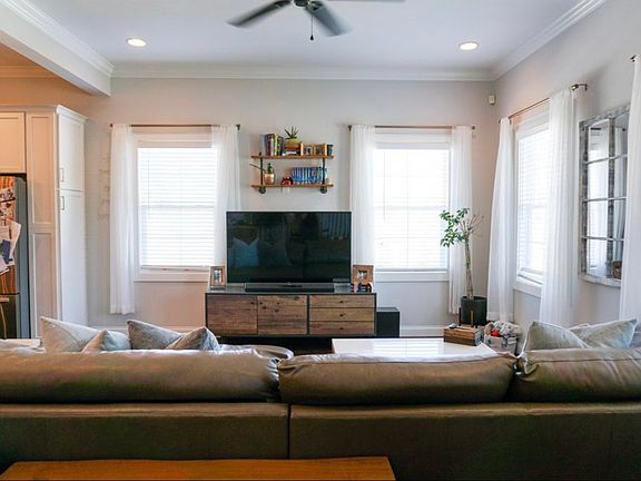 5th image of 948 W Greenwood Ave