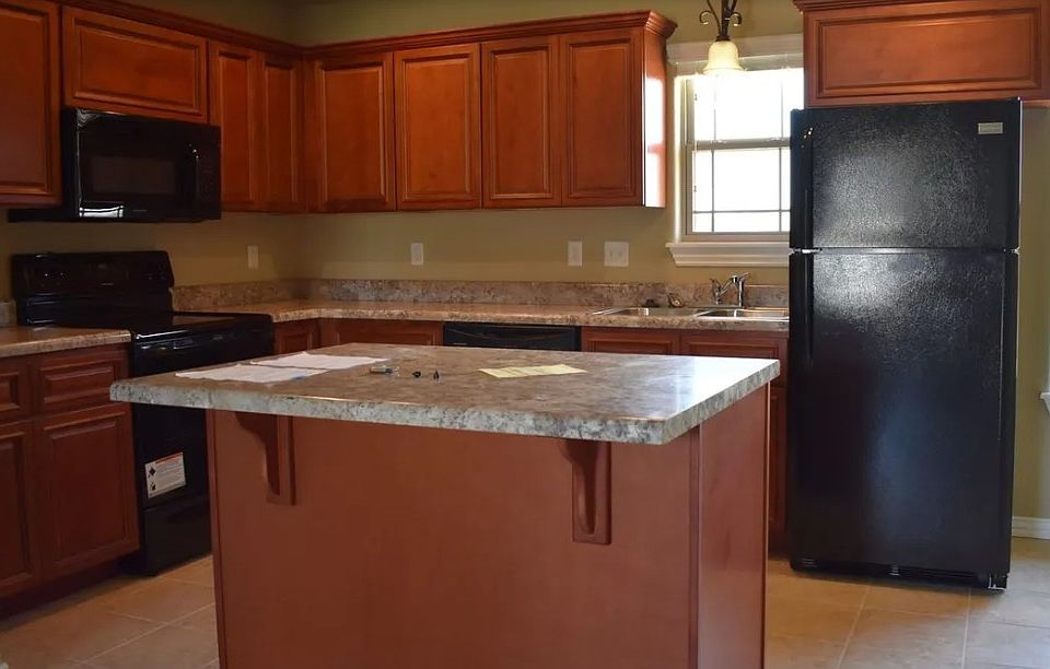 2nd image of 740 Crawford Ln