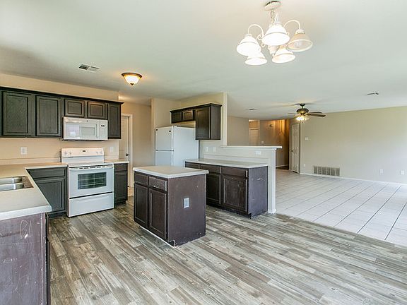 4th image of 1302 Fox Creek Dr