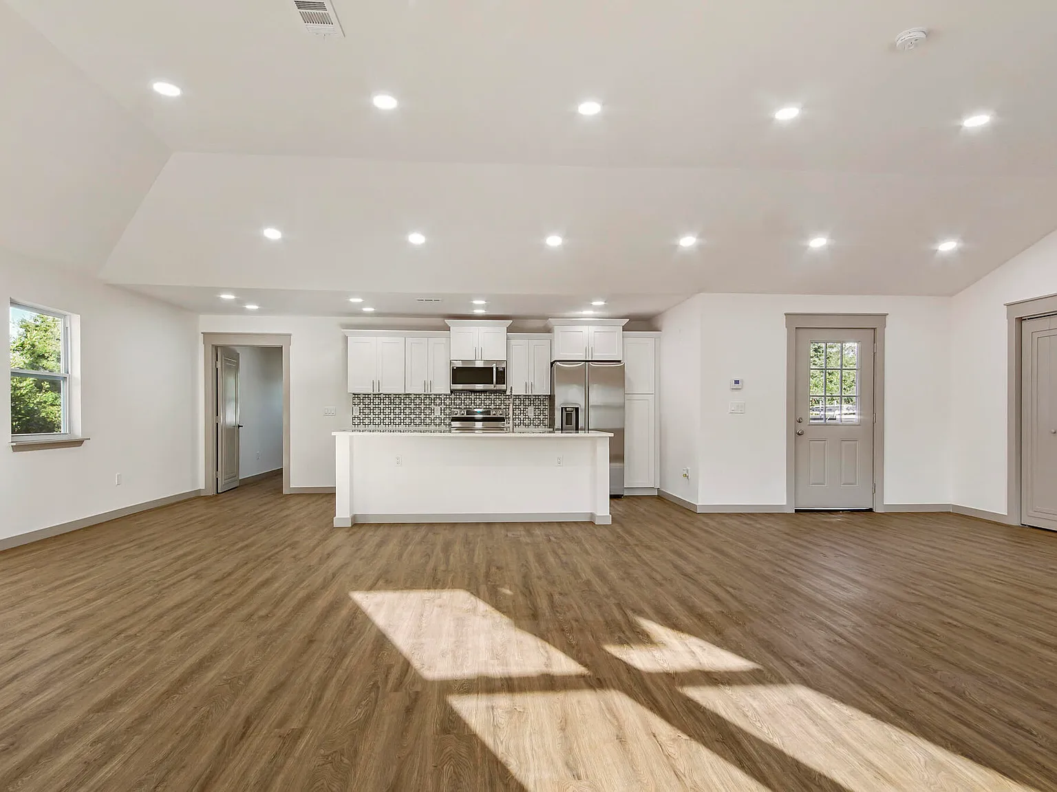 4 bed, 1990 sqft, $2,500 — Photo 3
