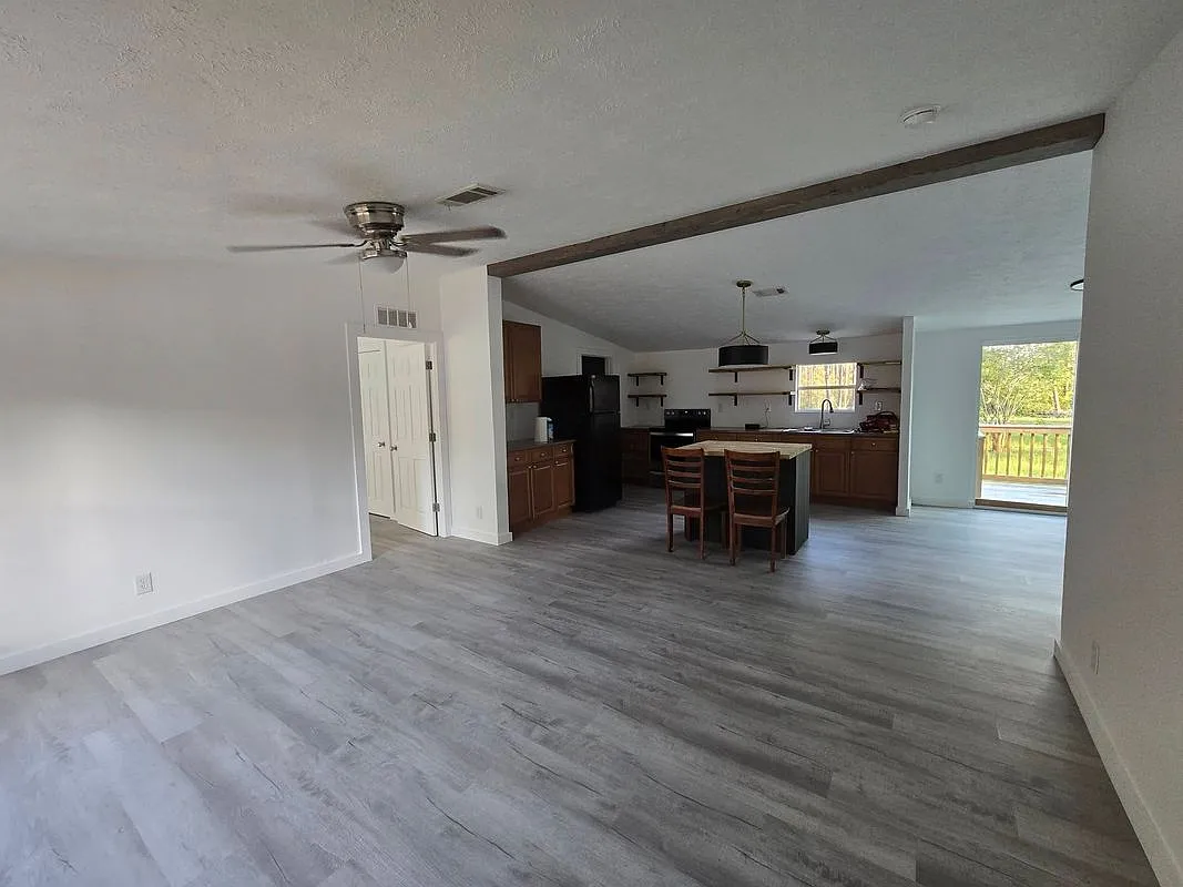 4 bed, 2.0 bath, 1512 sqft, $2,400 — Photo 2