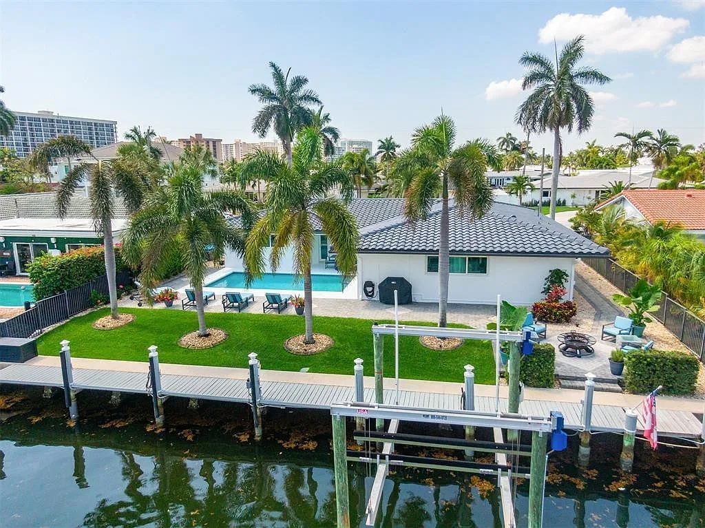 Fully Furnished W/ Boat Lift!! — Photo 3