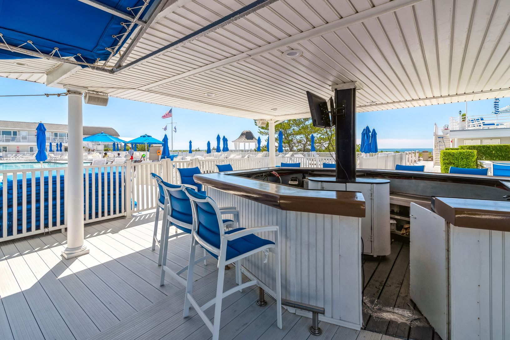  POOL SIDE BAR
