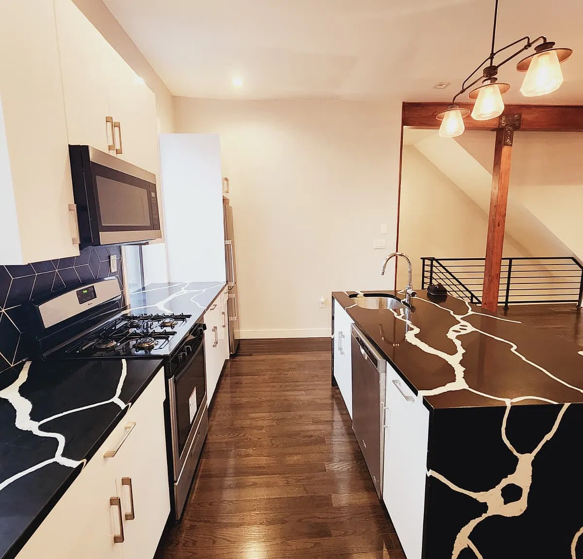 3 bed, 1050 sqft, $4,825 — Photo 2