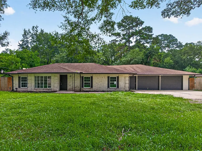 18747 Woodridge Dr — Photo 1