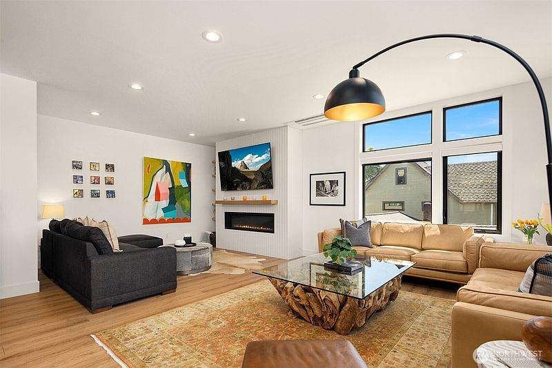 5th image of 3240 32nd Avenue W