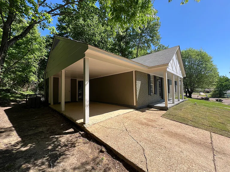 724 Blackstone Ln — Photo 16