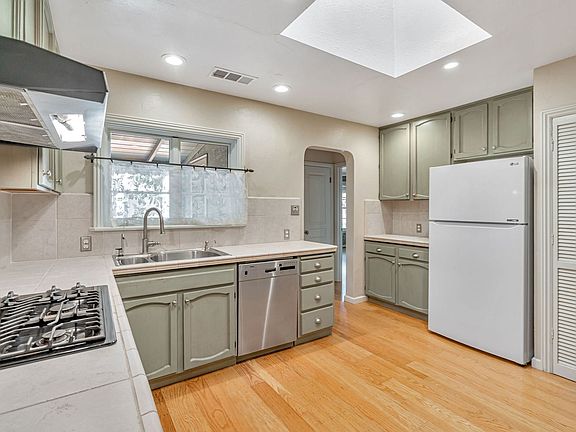 5th image of 14141 Victor Pl