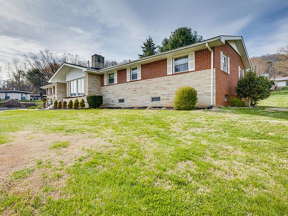3rd image of 304 Russell Dr