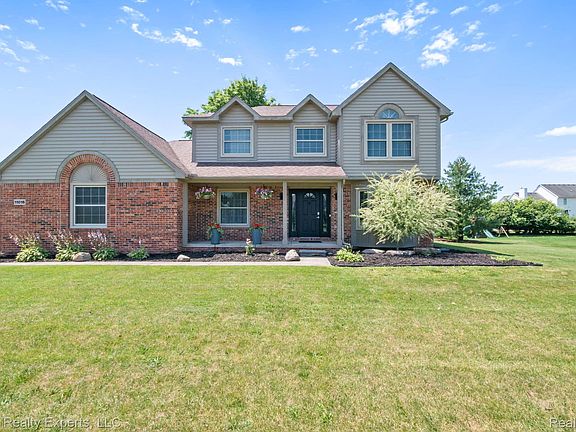 2nd image of 11016 Pembrooke Cir