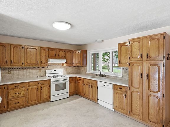 3rd image of 1011 Mile Square Rd