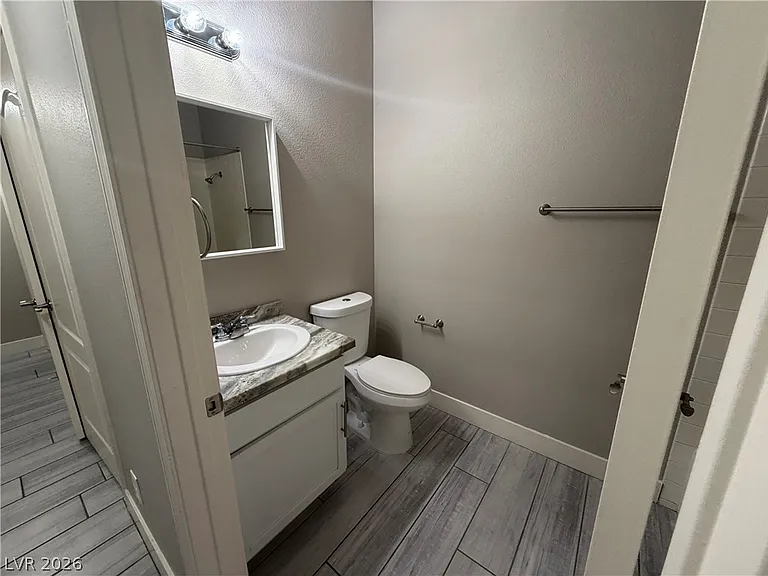 1900 N Torrey Pines Dr #105 — Photo 24