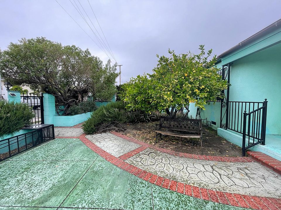welcome to this beautiful house with charming yard and a lemon tree