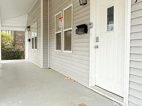 3rd image of 945 W 28th St