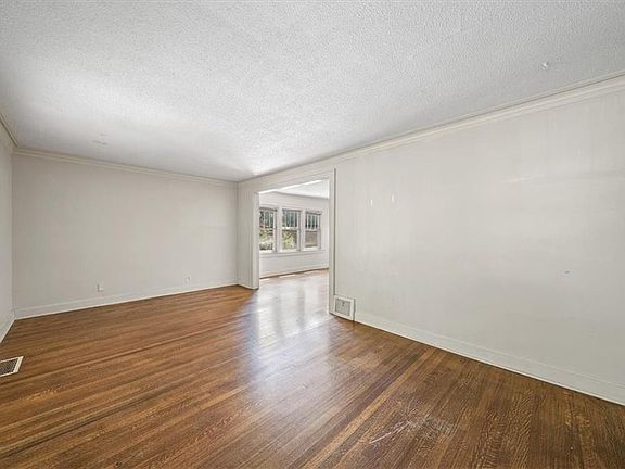 3rd image of 108 Kensington Ave